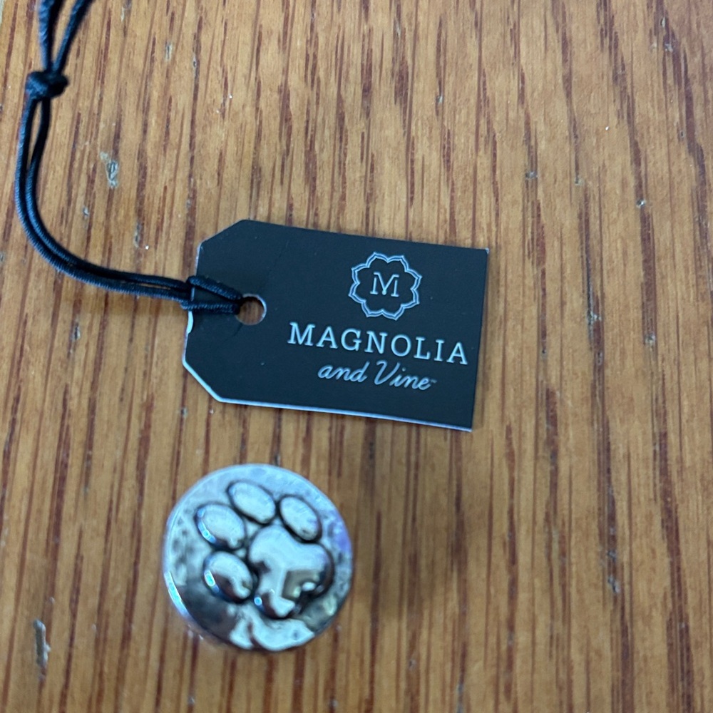 Magnolia and Vine Paw Print snap